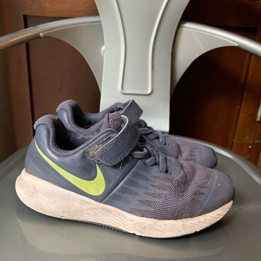 Boys 11.5 Nike run shoes blue and green good used condition